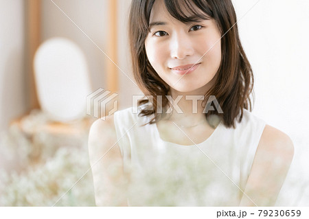 花を持つ女性 花を持つ女性 79230659