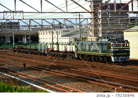 東海道本線を行くEF81113レール輸送列車 79230846