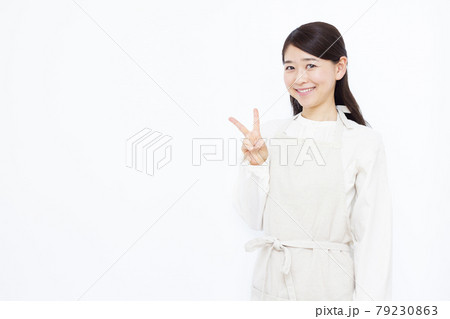 ピースサインをしている30代の主婦 79230863