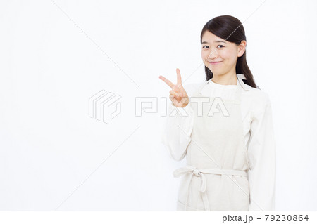 ピースサインをしている30代の主婦 79230864