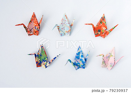 白背景 カラフルな和紙の折り紙で折ったツルの写真素材