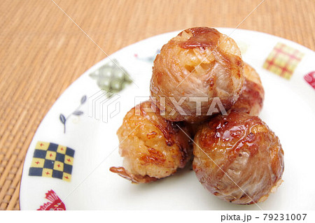 タコ焼き機で作った肉巻きライスボール タコ焼き機で作った肉巻きライスボール 79231007