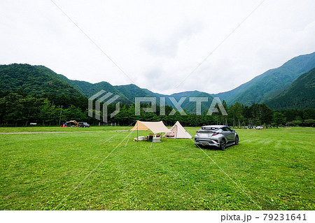 静岡県富士宮朝霧のオートキャンプ場でテントとタープでキャンプ 79231641
