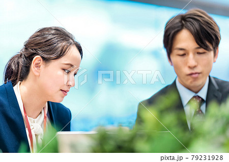 若手ビジネスマンが打ち合わせするシーン 若手ビジネスマンが打ち合わせするシーン 79231928