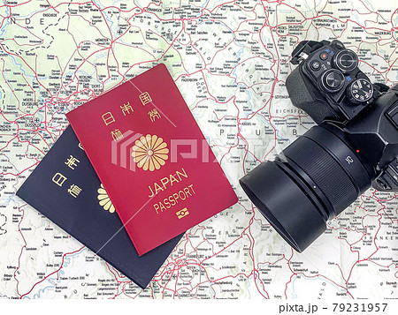 パスポートとカメラ 海外旅行のイメージ パスポートとカメラ 海外旅行のイメージ 79231957