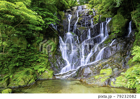 糸島の人気スポット　美しい白糸の滝　（福岡県糸島市） 79232082