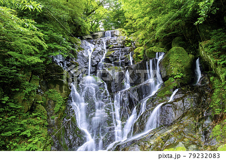 糸島の人気スポット　美しい白糸の滝　（福岡県糸島市） 79232083