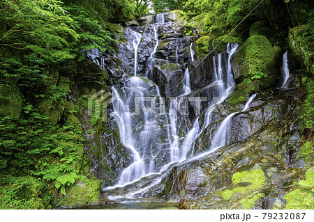 糸島の人気スポット　美しい白糸の滝　（福岡県糸島市） 79232087