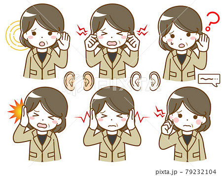 耳に異常があるスーツの中年女性 79232104