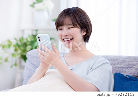 ライフスタイル　スマホを見る若い女性 79232115