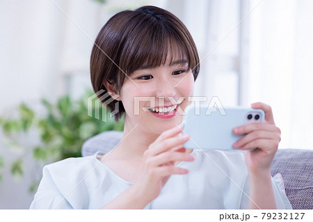 ライフスタイル スマホを見る若い女性 ライフスタイル スマホを見る若い女性 79232127