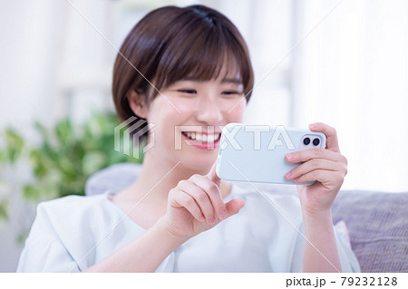ライフスタイル　スマホを見る若い女性 79232128