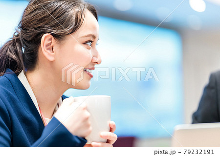 若手ビジネスマンが打ち合わせするシーン 若手ビジネスマンが打ち合わせするシーン 79232191