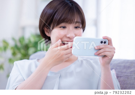 ライフスタイル　スマホを見る若い女性 79232202