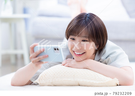 ライフスタイル スマホを見る若い女性 ライフスタイル スマホを見る若い女性 79232209