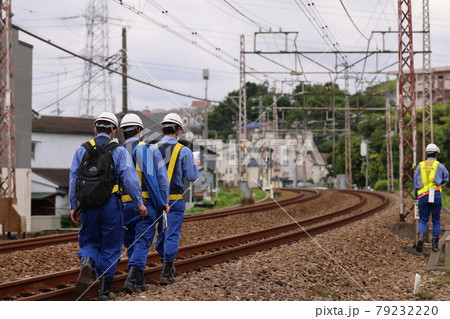 電車の線路の上を保線作業員が歩く風景の写真素材 [79232220] - PIXTA