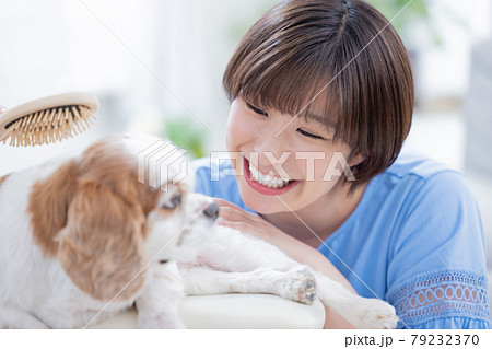 愛犬のブラッシングをする若い女性 79232370