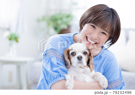 犬と若い女性のポートレート 犬と若い女性のポートレート 79232496