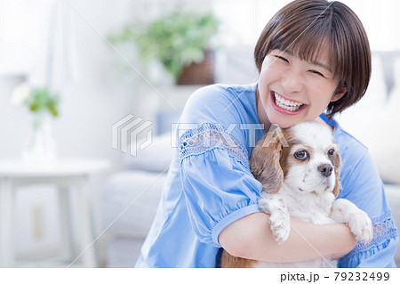 犬と若い女性のポートレート 79232499