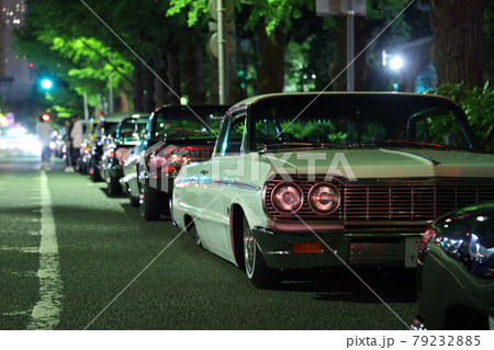 夜の横浜みなとみらいに集まるアメ車の車列の写真素材