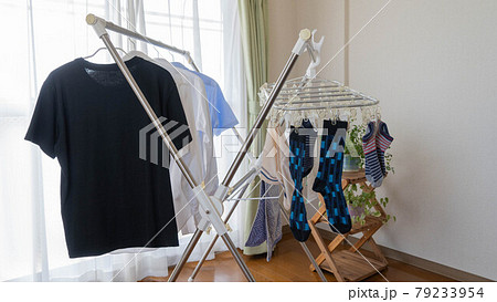 梅雨の時期に洗濯物を部屋で干す。洗濯物の部屋干し。 79233954