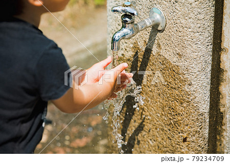 小学生の男の子が手洗い場で手を洗うアップ 79234709