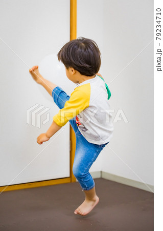 3歳児の男の子のジャンプキック 79234710