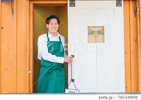 挨拶するカフェ・飲食店・レストラン・雑貨屋などの従業員・オーナー 79234909