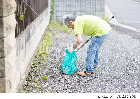 ゴミ拾いをする高齢者 79235809