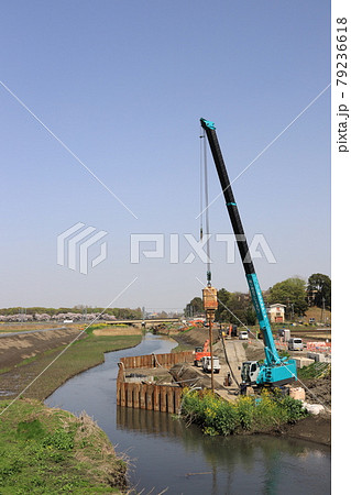 さいたま市を流れる芝川の護岸補強工事 79236618