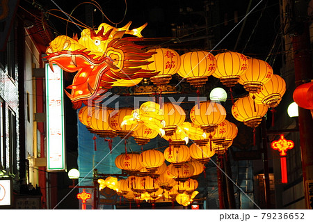 横浜中華街の夜景 龍の提灯飾りの写真素材