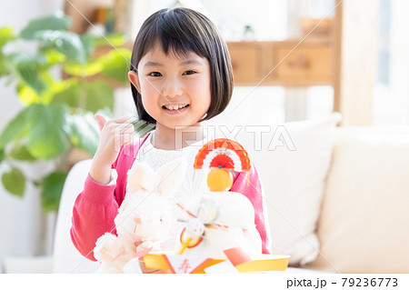 お正月の準備をする女の子のポートレート(鏡餅) お正月の準備をする女の子のポートレート(鏡餅) 79236773