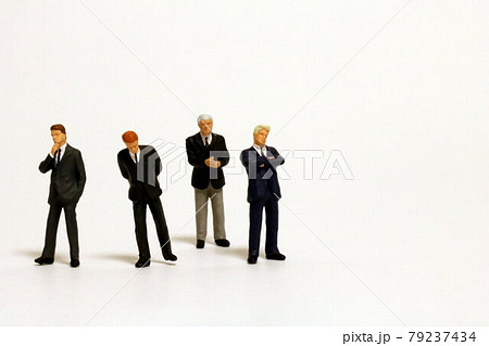 何かを言おうとする人と考え込む人 speaking man & considering men 79237434