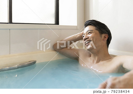 入浴中のミドル男性 入浴中のミドル男性 79238434