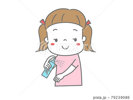 虫除けスプレーをかける女の子 虫除けスプレーをかける女の子 79239086
