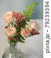 テーブルの花　ピンク系 79239394