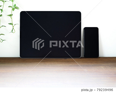 スマホ　タブレット　スマートフォン　木目　木　テーブル 79239496