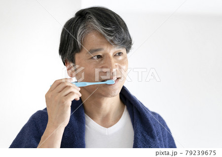 歯みがきをするミドル男性 79239675