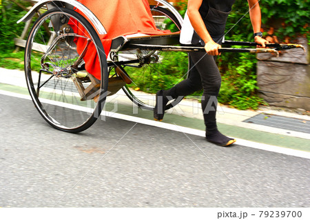 人力車を引いて走る男性の脚 79239700