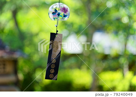 風に揺れる庭先の風鈴3 79240049