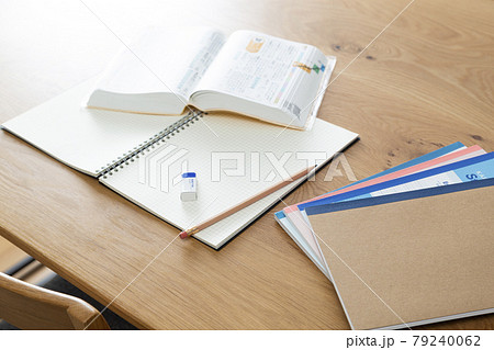 参考書と筆記用具 参考書と筆記用具 79240062