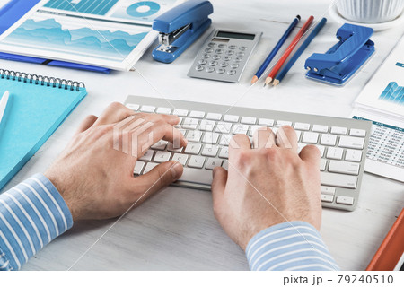 office work at the computer 79240510