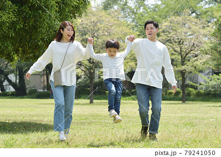 公園で散歩する若いファミリー 公園で散歩する若いファミリー 79241050