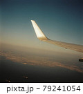 飛行機の窓　翼　ノスタルジー　旅 79241054