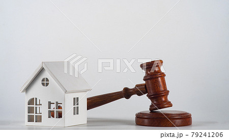 Real estate concept : Gavel and block with toy house Real estate concept : Gavel and block with toy house 79241206