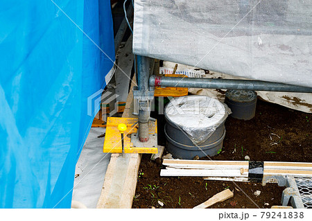 新築工事現場　くさび式足場 79241838