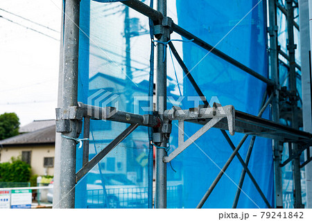 新築工事現場　くさび式足場 79241842