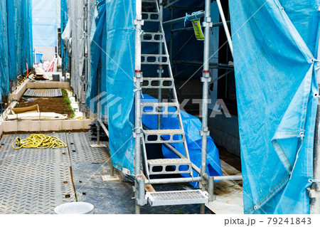 新築工事現場　くさび式足場 79241843