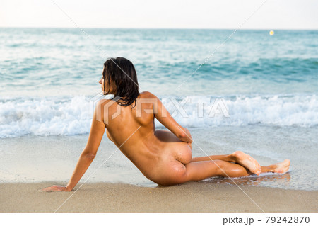 Naked woman lying in pose 79242870
