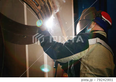 This Is A Welder In A Protective Mask And Work の写真素材